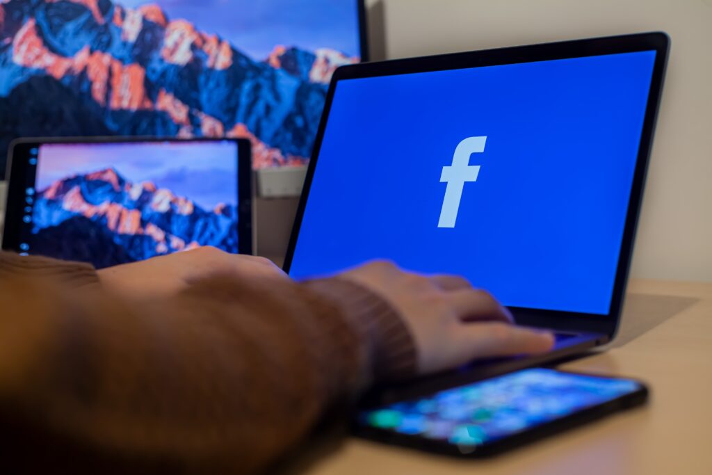 PC-skjerm med Facebook-logo.