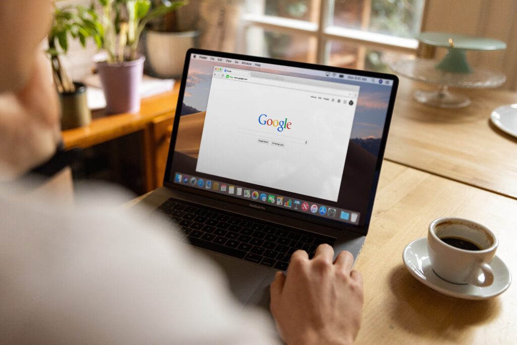Person som sitter foran en PC og skal søke på Google.
